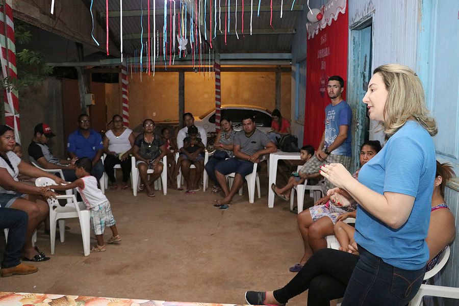 Jaqueline Cassol ouve reclamações de moradores de Costa Marques sobre abandono por parte do Governo