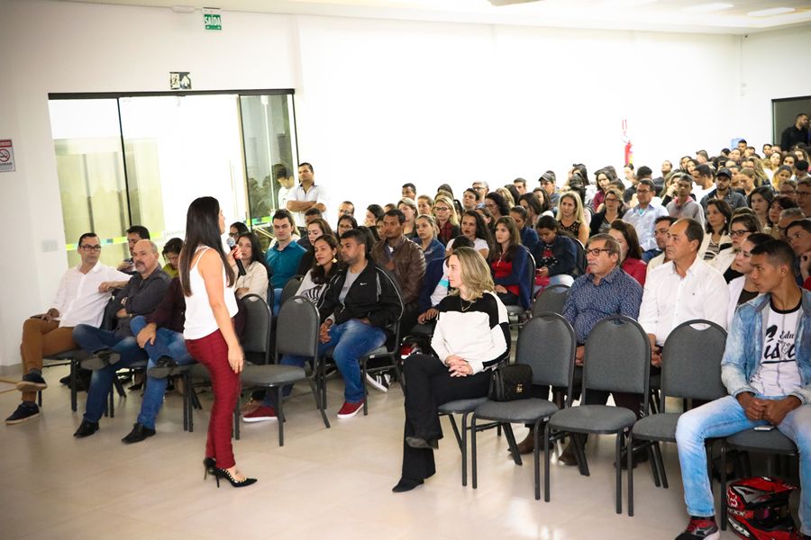 Mais de 400 pessoas assistem palestra sobre “Liderança e Motivação” promovida pela Fundação Milton Campos