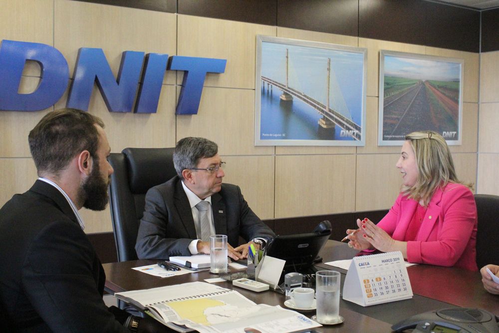 Em reunião com deputada Jaqueline Cassol, diretor do DNIT, General Santos Filho, garante solução para interdição da BR 364