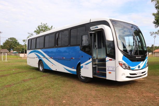 Jaqueline Cassol entrega ônibus para acadêmicos de Alvorada D’oeste