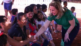 Deputada federal Jaqueline Cassol entrega tratores para associações rurais de Seringueiras