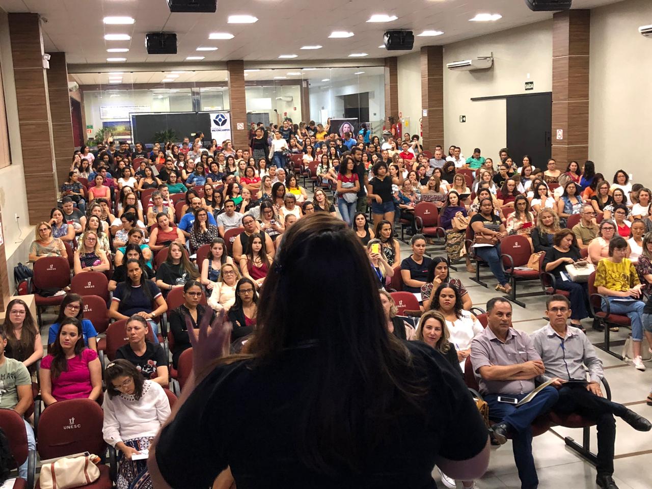 Cacoalenses lotam auditório na primeira palestra do Projeto Despertar para a Vida