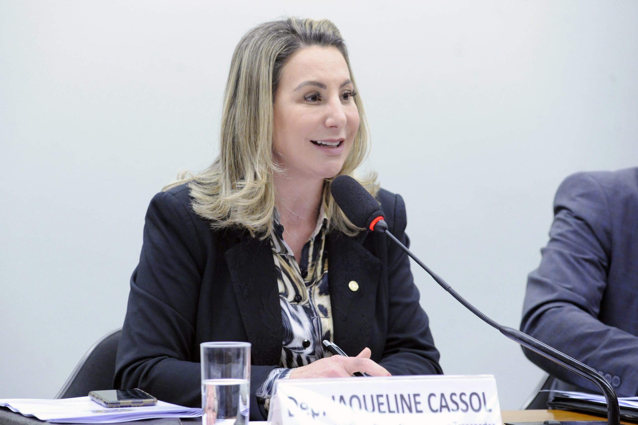 Jaqueline Cassol garante recursos para melhorias na Unir