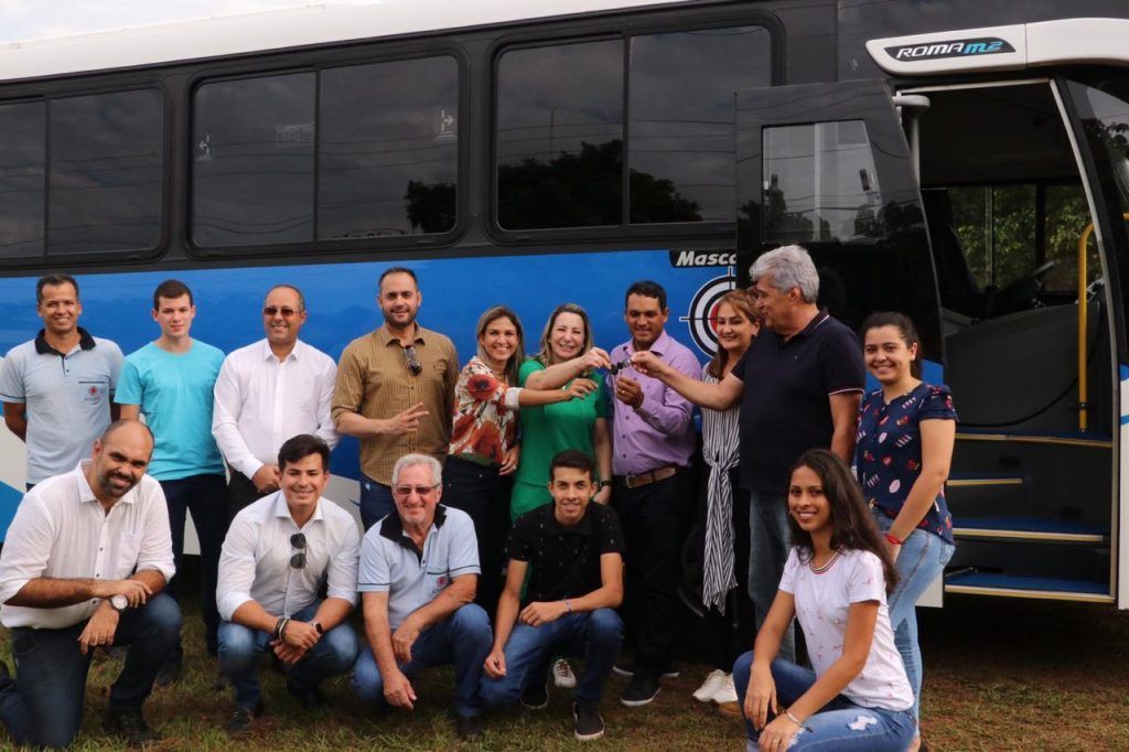 Deputada Jaqueline conquista ônibus para transporte de estudantes universitários