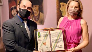 Deputada Jaqueline Cassol entrega título de Embaixador Vitalício de Gastronomia de Rondônia  para Chef Fernando Von Noble